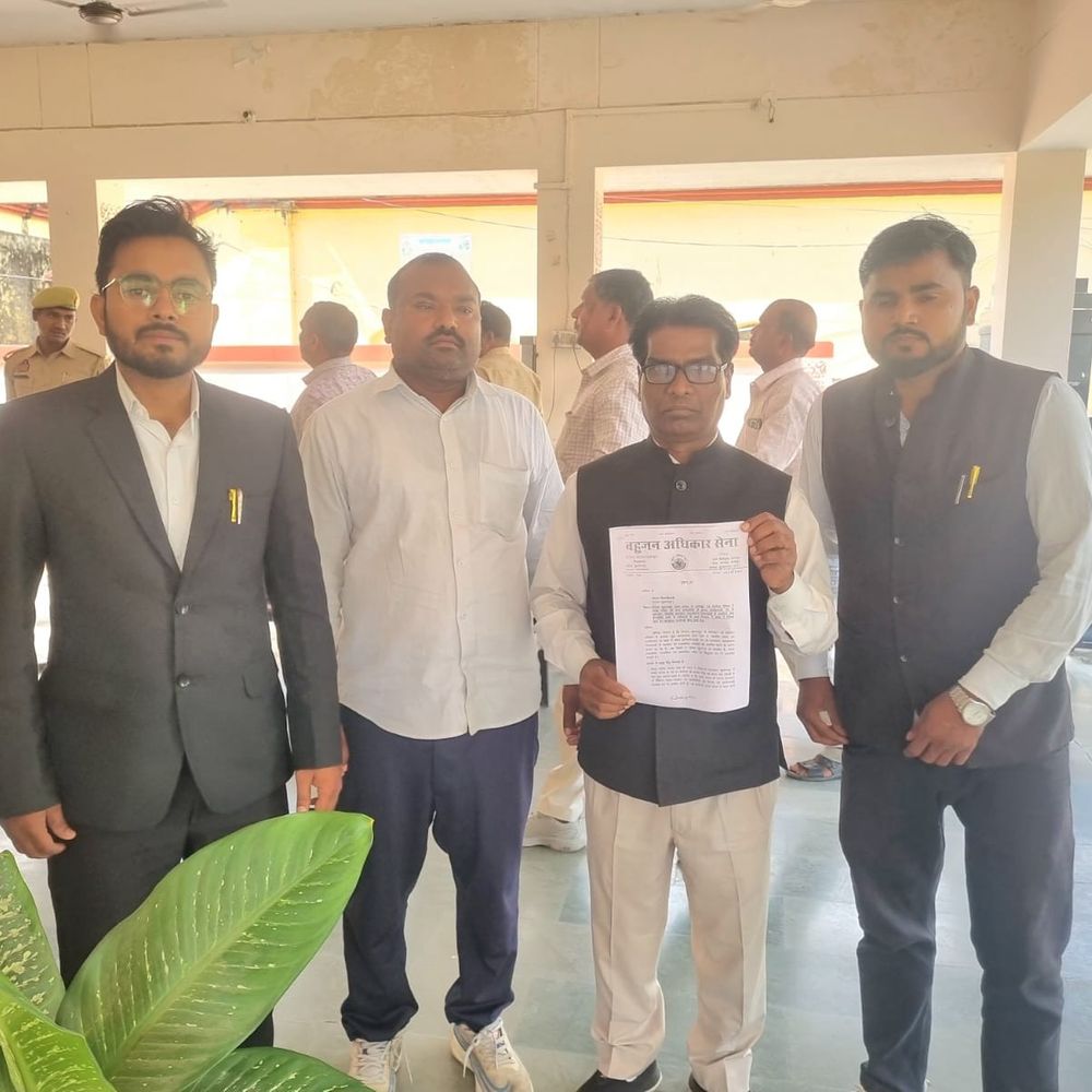 सुल्तानपुर कलेक्ट्रेट पर भ्रष्टाचार, भेदभाव के गंभीर आरोप:बहुजन अधिकार सेना ने डीएम को ज्ञापन सौंपकर जांच की मांग की