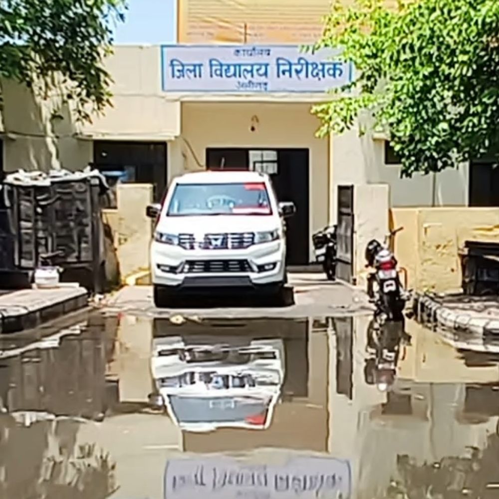 अलीगढ़ में बारिश से जलभराव:DIOS कार्यालय में भरा पानी, लोगों ने जताई नाराजगी