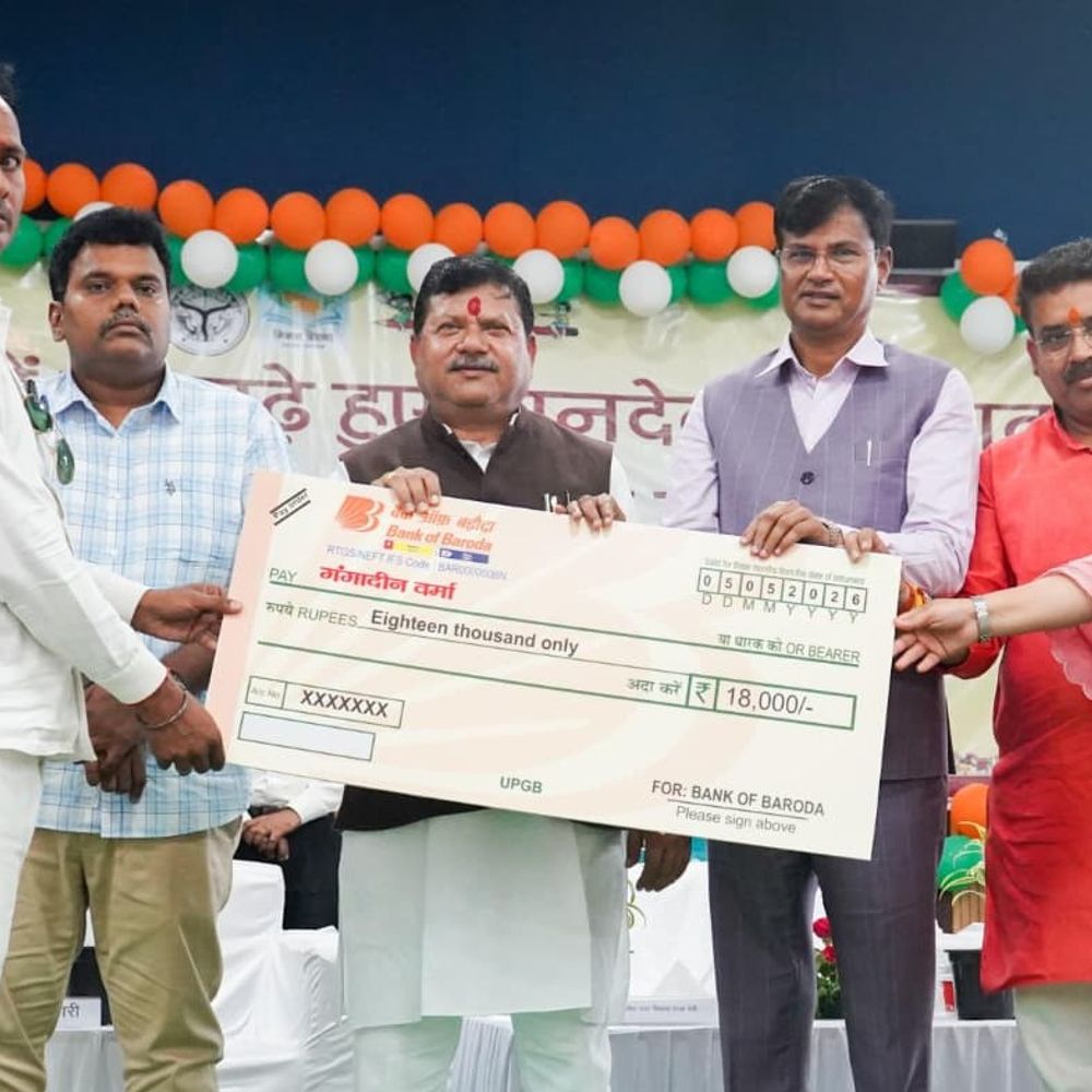 10 शिक्षामित्रों को मंत्री ने दिए बढ़े मानदेय के चेक:राकेश राठौर ने किया सम्मानित, बोले- शिक्षा की गुणवत्ता सुधारने में अहम भूमिका