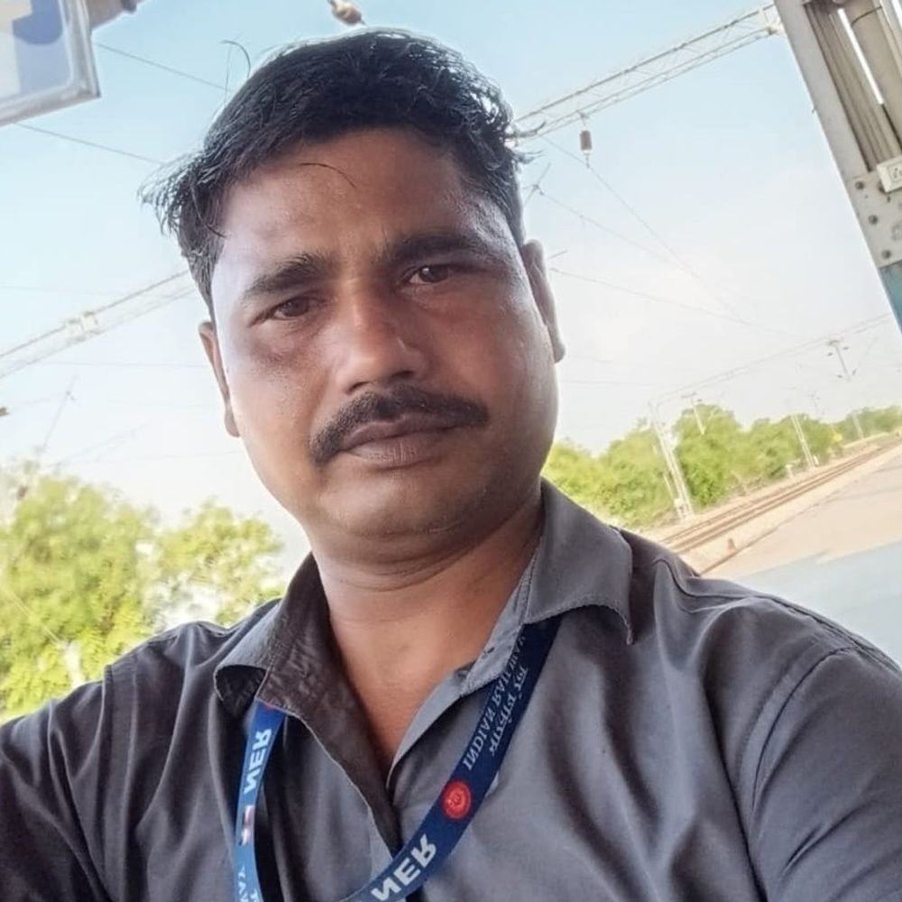 कासगंज में ट्रेन से कटे रेलकर्मी की मौत:पैसेंजर की चपेट में आकर दोनों पैर कट गए थे, अलीगढ़ में इलाज के दौरान तोड़ा दम