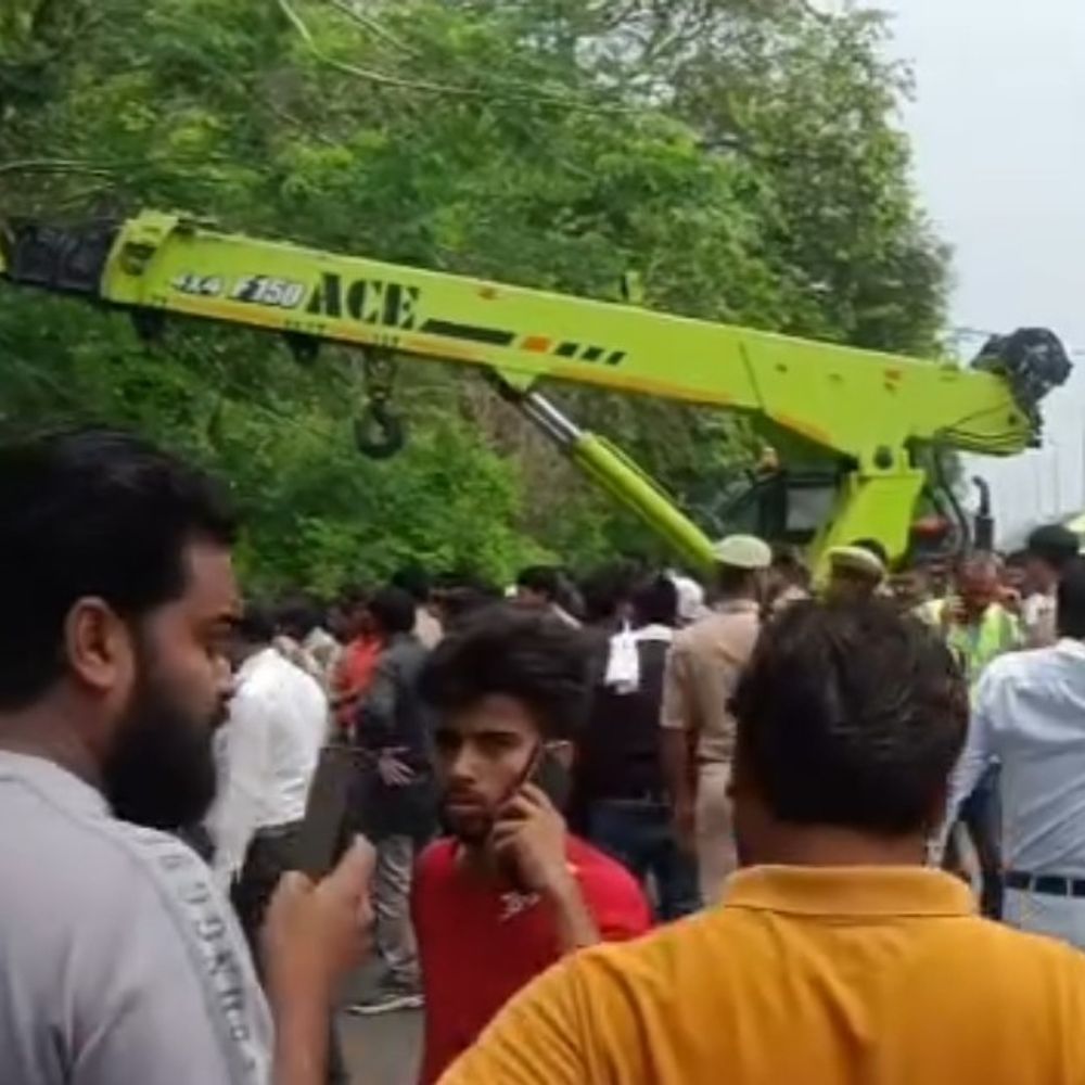 डबल डेकर बस ने महिला समेत 2 को कुचला:अयोध्या में बस के नीचे दबा युवक क्रेन से निकाला, 4 थानों की पुलिस रेस्क्यू के लिए पहुंची