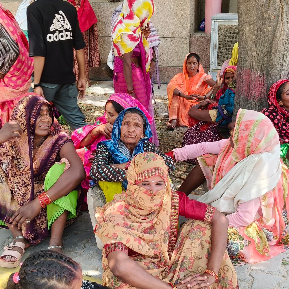 चित्रकूट में दो सड़क हादसे में 4 लोग घायल:बाइक सवार परिवार को कार ने मारी टक्कर, साइकिल सवार फिसलकर घायल