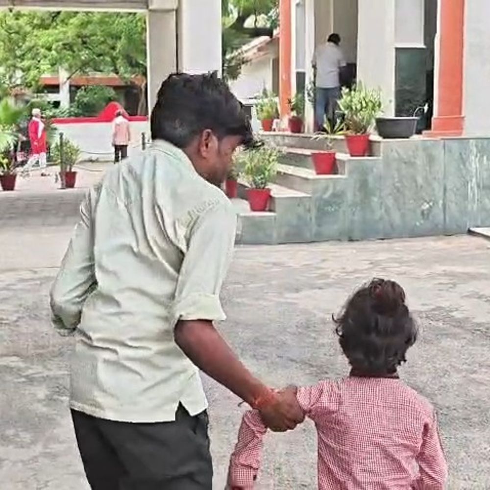 पहाड़ा न सुनाने पर टीचर ने छात्रा को पीटा:मैनपुरी में छात्रा से मारपीट का आरोप, डीएम ने दिए जांच के आदेश