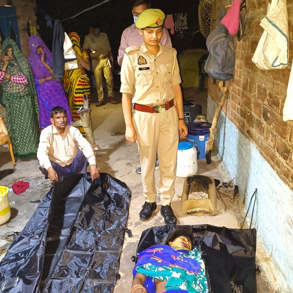नवविवाहित दंपति कमरे में फांसी पर लटके मिले:जालौन के बिरिया खुर्द में घटना, पुलिस हर पहलू से जांच में जुटी