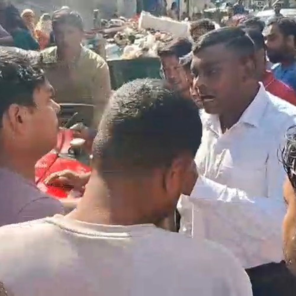 मुजफ्फरनगर में सफाईकर्मी ने कांग्रेस नेता के घर डाला कूड़ा:पुलिस से झड़प, कई हिरासत में; नगर पालिका का काम ठप