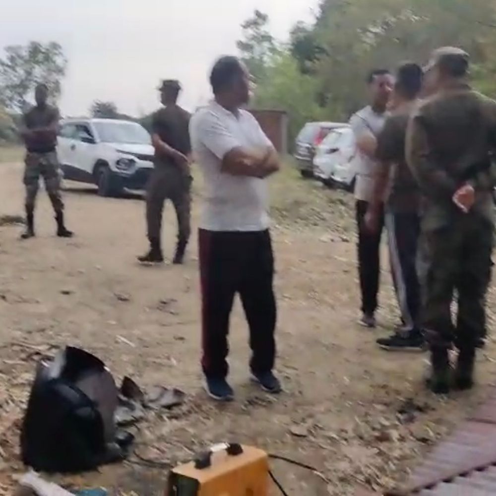 छात्रों से मारपीट, गाड़ियों की हवा निकालने का आरोप:पार्किंग विवाद पर हंगामा, मौके पर पहुंची राजस्व विभाग की टीम