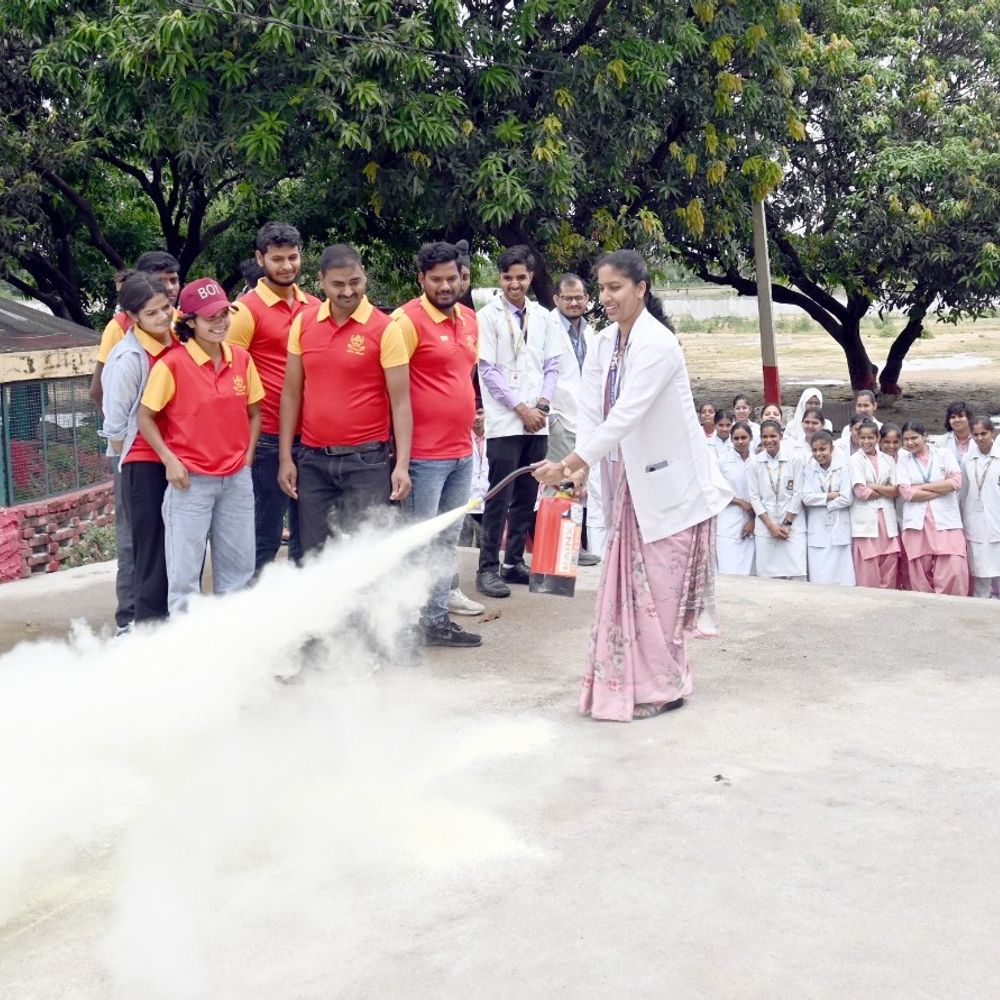 यूनिवर्सिटी में मॉक ड्रिल का आयोजन:फर्रुखाबाद में आग जैसी आपातकालीन स्थिति से निपटने के तरीके सिखाए गए