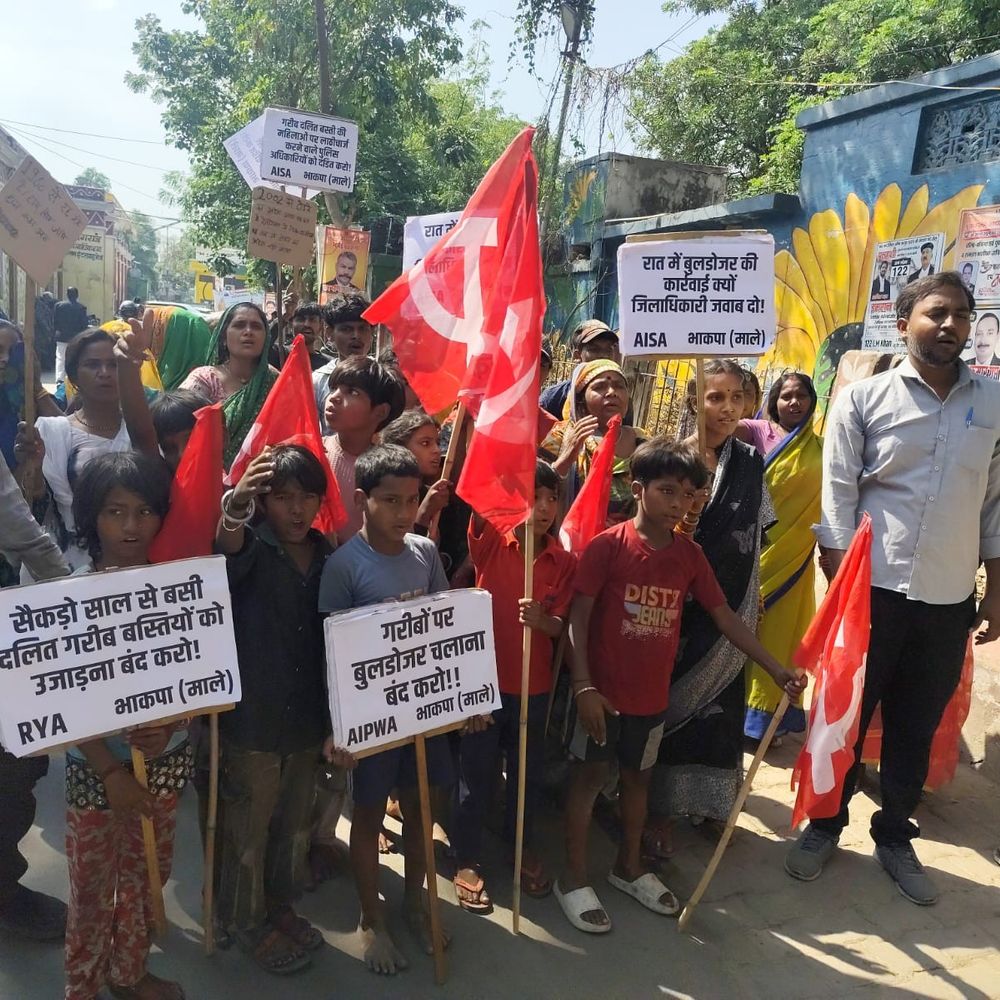 प्रयागराज गऊघाट में गरीबों के घर तोड़े, कलेक्ट्रेट पर प्रदर्शन:भाकपा माले ने आवास, मुआवजे की मांग पर राष्ट्रपति को ज्ञापन सौंपा