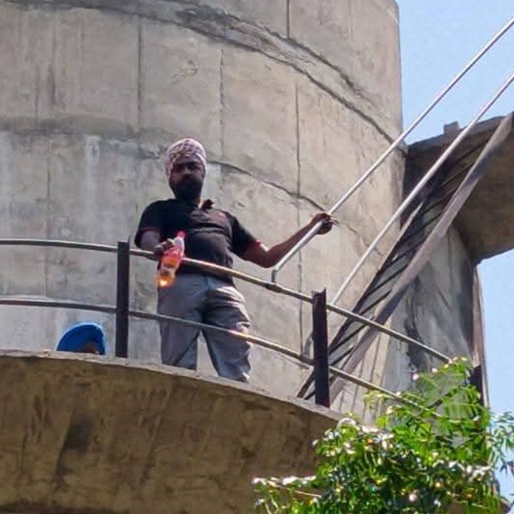 बरनाला में सरपंच पेट्रोल लेकर टंकी पर चढ़ा:  विधायक पर कामों में हस्तक्षेप का लगाया आरोप, प्रशासन समझाने में जुटा – Barnala News