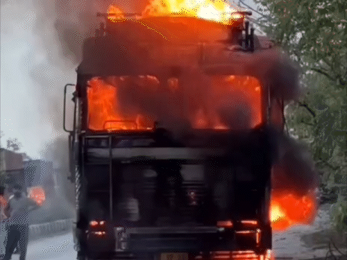 हजारीबाग के NH-19 पर चलते ट्रक में लगी आग:  ड्राइवर-खलासी ने नीचे कूदकर बचाई जान, केबिन जलकर राख; लगा रोड जाम – Hazaribagh News