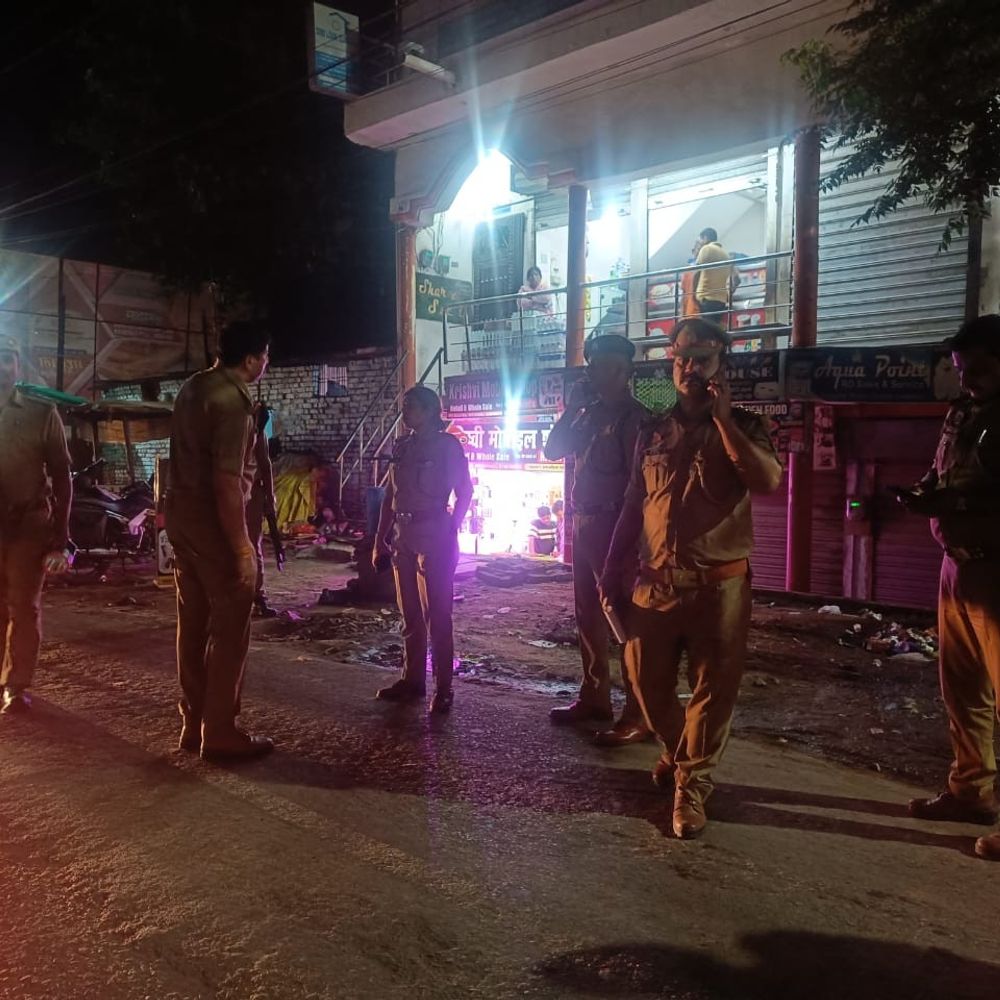 छेड़खानी विवाद में चौराहे पर फायरिंग और पथराव:सुलतानपुर में दो गुटों में हिंसा, दुकानों के शटर गिरे, जान बचाकर भागे लोग