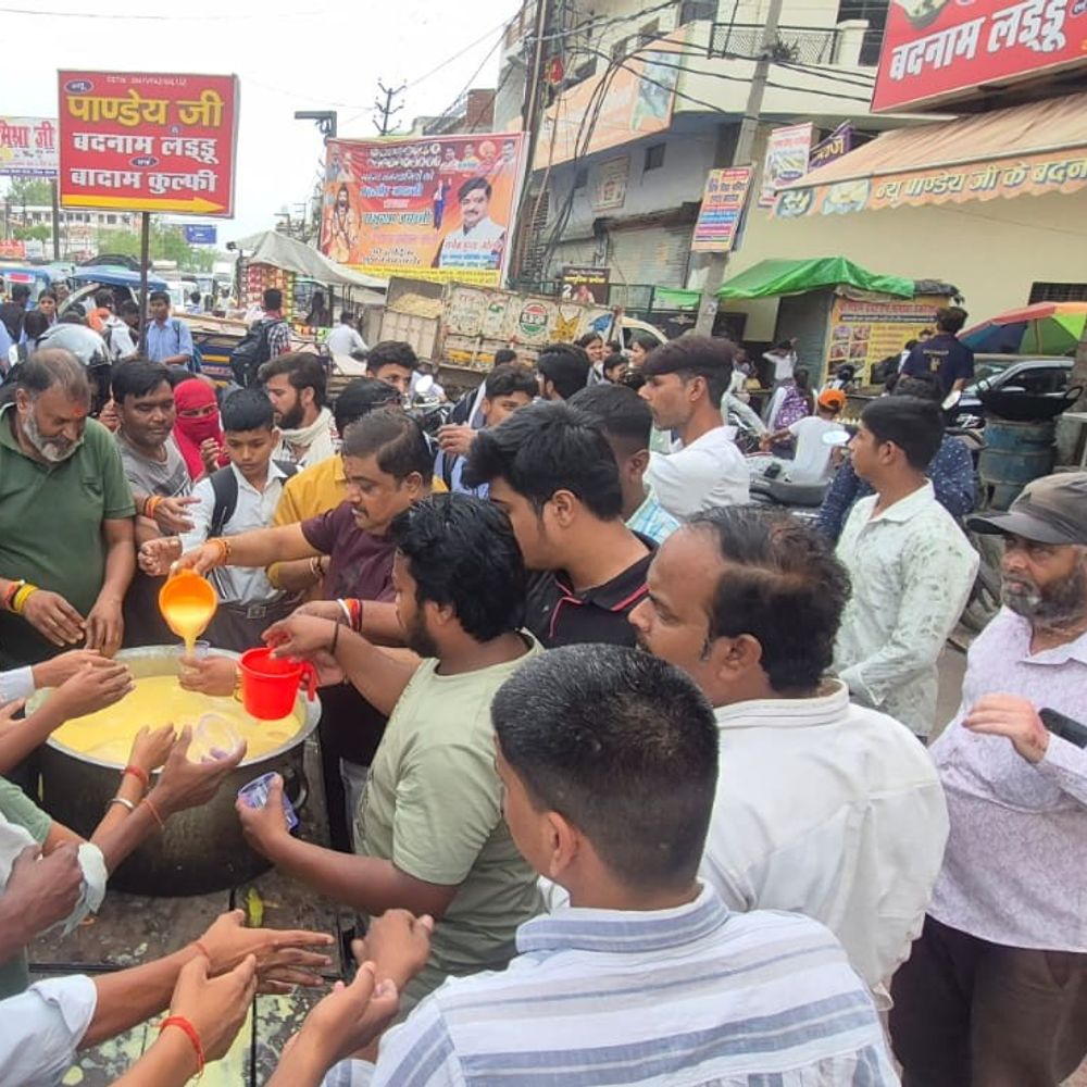 बुढ़वा मंगल पर उन्नाव में शरबत बांटा गया:ब्रह्मसभा ने हनुमान चालीसा का पाठ कर की पूजा-अर्चना