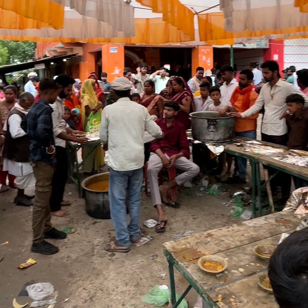 गोंडा में ज्येष्ठ के पहले बड़े मंगलवार पर भंडारे:बाबा बटौरा धाम से लेकर सभी हनुमान मंदिरों पर भीड़, भलोग ग्रहण कर रहे है प्रसाद
