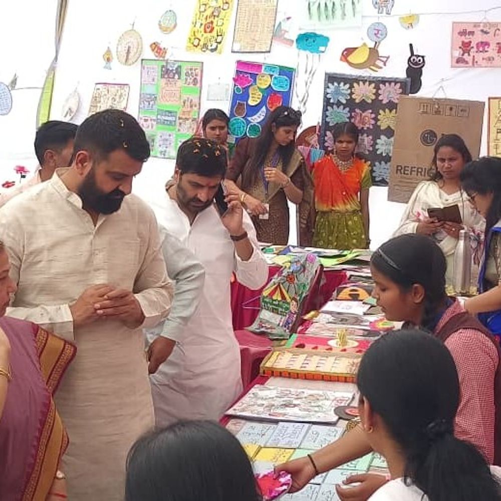 शिक्षामित्रों को बढ़े मानदेय के चेक वितरित:बिजनौर में सम्मान समारोह, मुख्यमंत्री का सजीव प्रसारण देखा गया