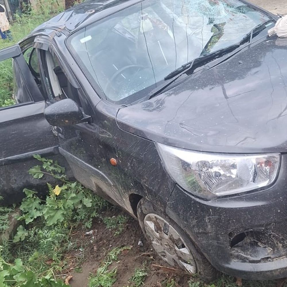 बिजनौर में तेज रफ्तार कार खंभे से टकराई:तीन युवक गंभीर घायल, बिजली का खंभा टूटा, कार बुरी तरह क्षतिग्रस्त