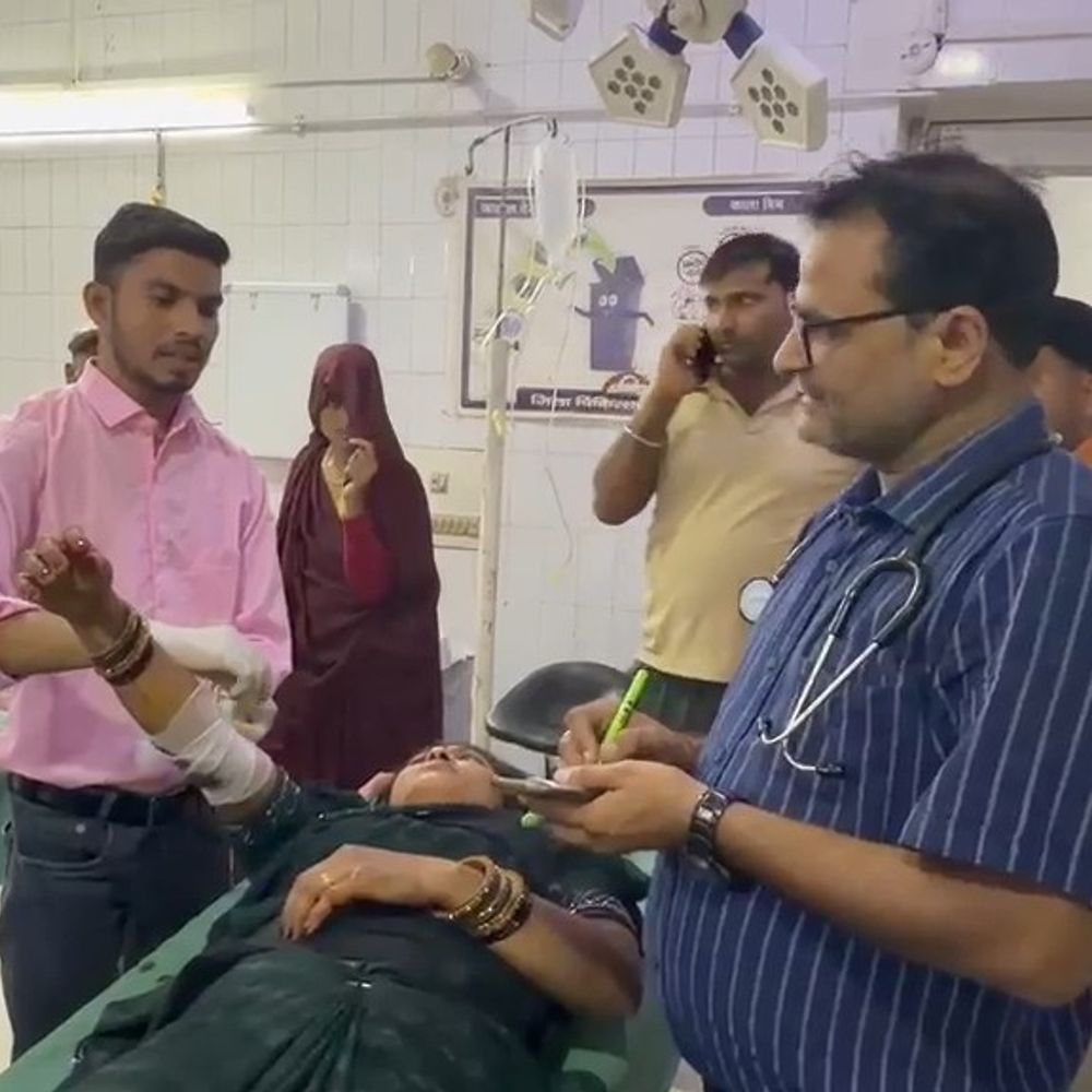 महोबा में बेकाबू कार ने दो बाइकों को रौंदा,4 घायल:मासूम बच्ची और पति-पत्नी गंभीर, ड्राइवर फरार; झांसी हायर सेंटर रेफर