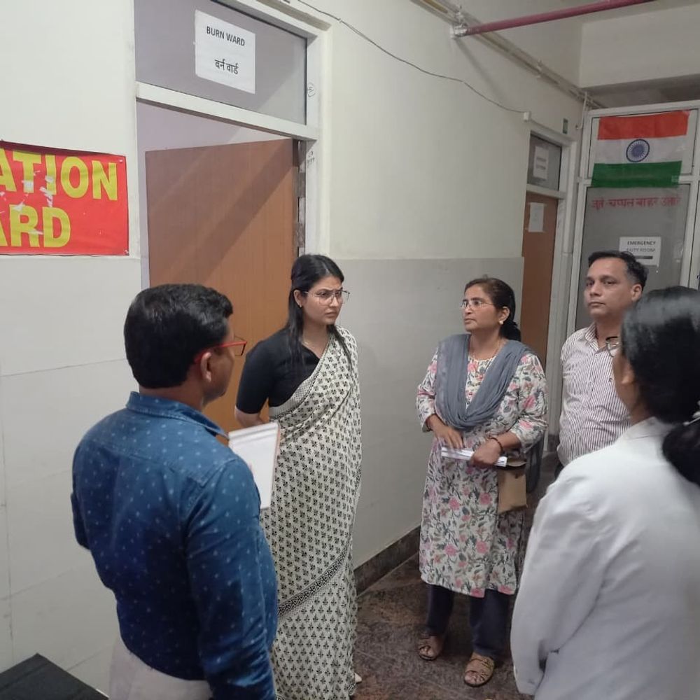 हापुड़ डीएम ने अस्पताल में गंदगी पर जताई नाराजगी:मंडी में गेहूं खरीद में सुधार लाने के निर्देश दिए, व्यवस्थाओं में लापरवाही पर होगी कार्रवाई