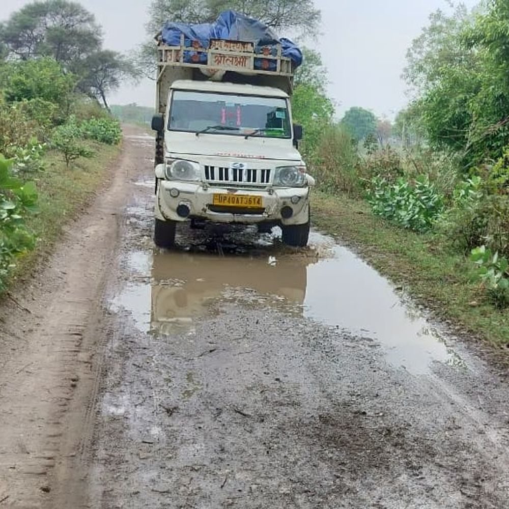 शारदा नहर पटरी पर 1 किमी में 500 गड्ढे:अयोध्या में 15 साल से मरम्मत नहीं; लोग ने सांसद-विधायक से कर चुके मांग