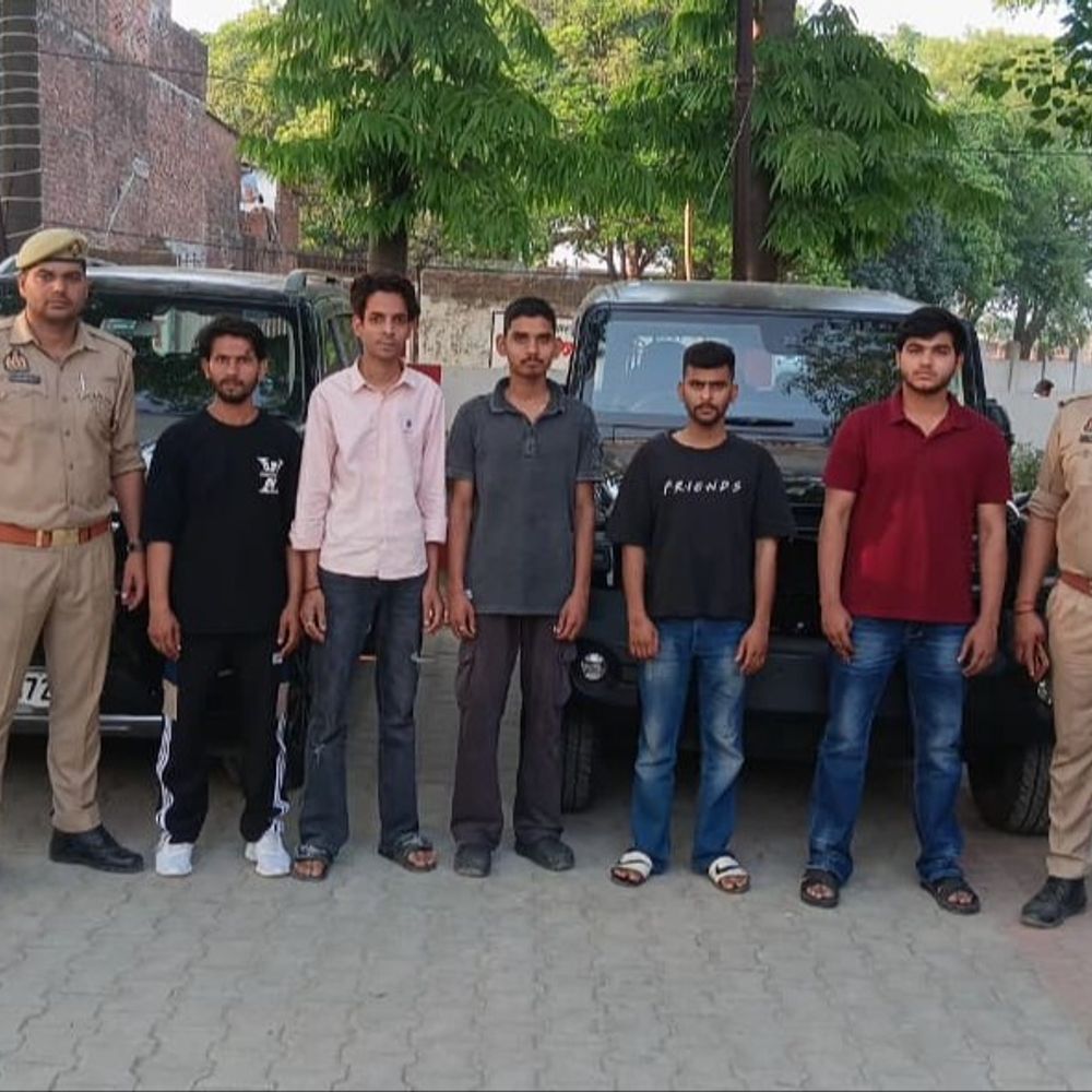 आजमगढ़ में पूर्वांचल एक्सप्रेसवे पर स्टंटबाजी वीडियो:पांच आरोपियों को पुलिस ने किया गिरफ्तार, गाड़ियों को किया गया सीज