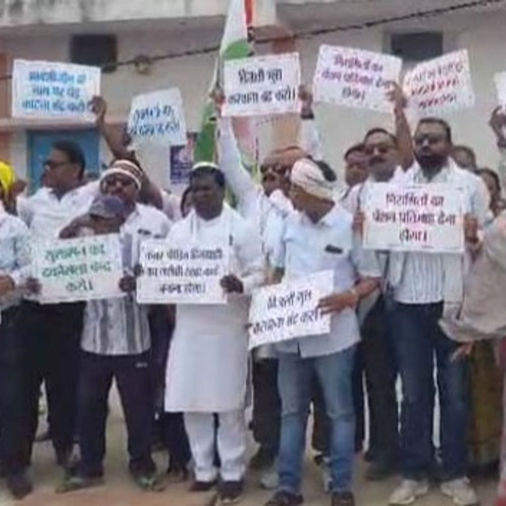 रायगढ़ में कांग्रेस ने किया सुशासन तिहार का विरोध:  पिछले बार की पावतियों को जलाया, अध्यक्ष बोले- निराकरण नहीं तो किस बात का सुशासन तिहार – Raigarh News