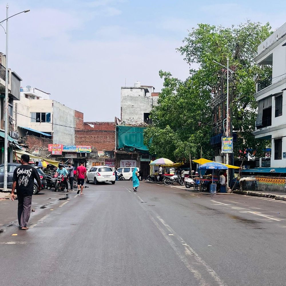 प्रयागराज में देर रात बूंदाबांदी के बाद तापमान में गिरावट:सुबह से बादल छाए, चल रही तेज हवाएं, तापमान में 12°C की गिरावट