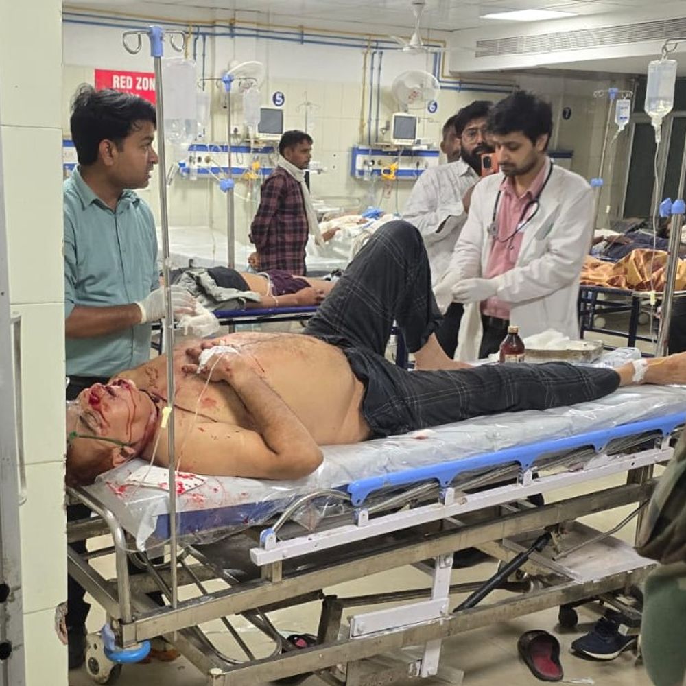 तीर्थ पुरोहित पर फायरिंग, चार गोलियां मारीं:प्रयागराज में दो बाइकों से पहुंचे चार नकाबपोश बदमाशों ने बरसाईं गोलियां