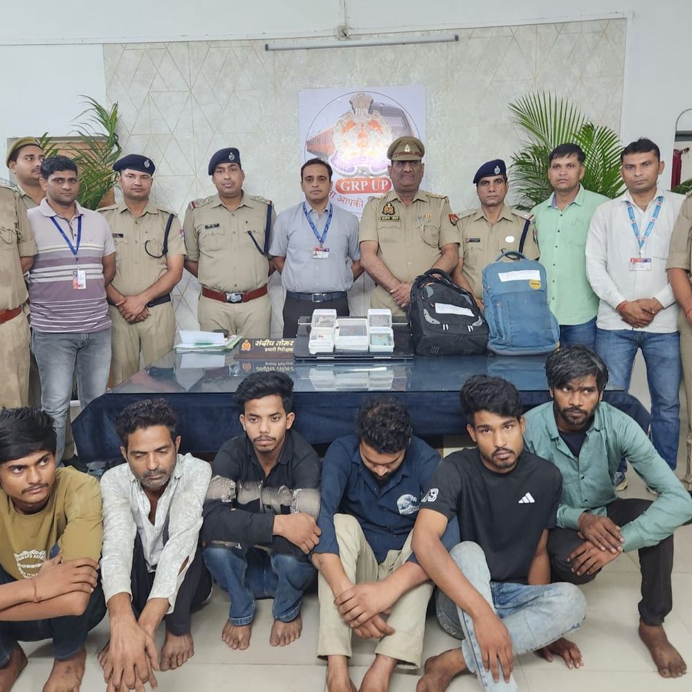 GRP ने 6 शातिर चोरों को किया गिरफ्तार:आगरा, दिल्ली और मथुरा के स्टेशनों पर देते थे चोरी की घटनाओं को अंजाम, 4.80 लाख के जेवरात और तमंचा बरामद