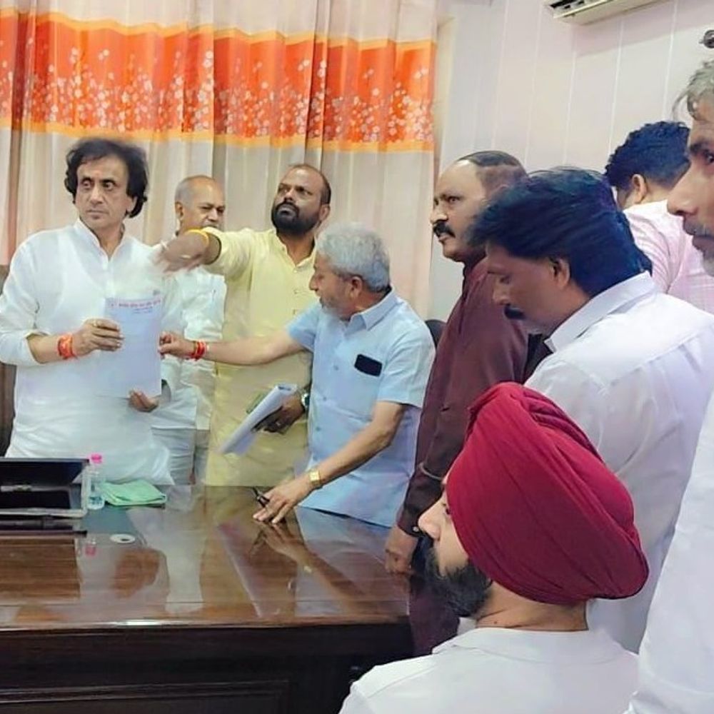 मेरठ में आउटसोर्स सफाई कर्मचारियों का प्रदर्शन:800 रुपये दैनिक वेतन और ठेकेदारी खत्म करने की मांग, 2415 कर्मचारियों को वापस लेने पर भी चर्चा