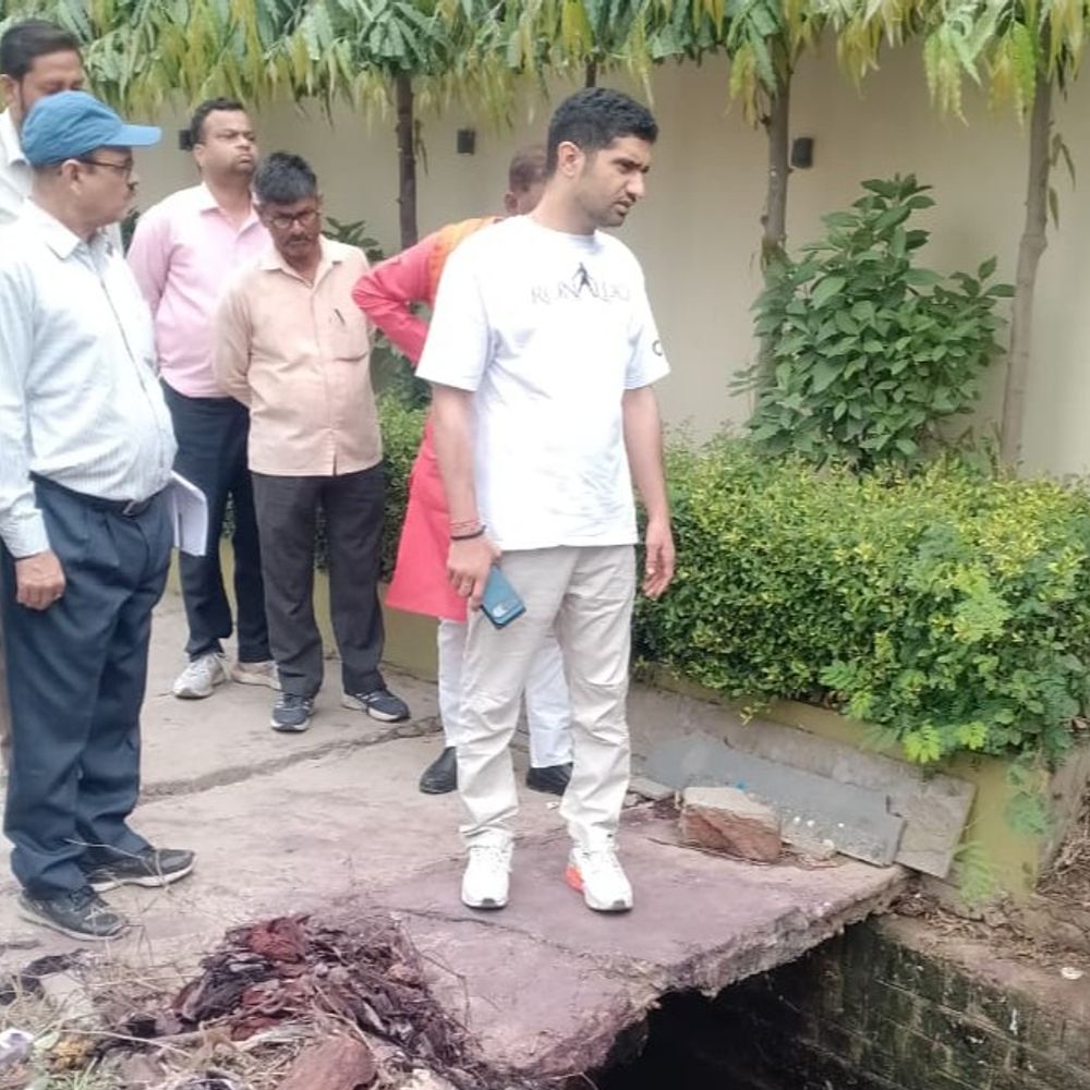 नाली जाम करने पर लगाया 50 हजार रुपये का जुर्माना:वाराणसी में नगर आयुक्त के निरीक्षण में तमाम शिकायतें, सड़क पर गिट्टी व बालू करने वालों पर होगा एक्शन