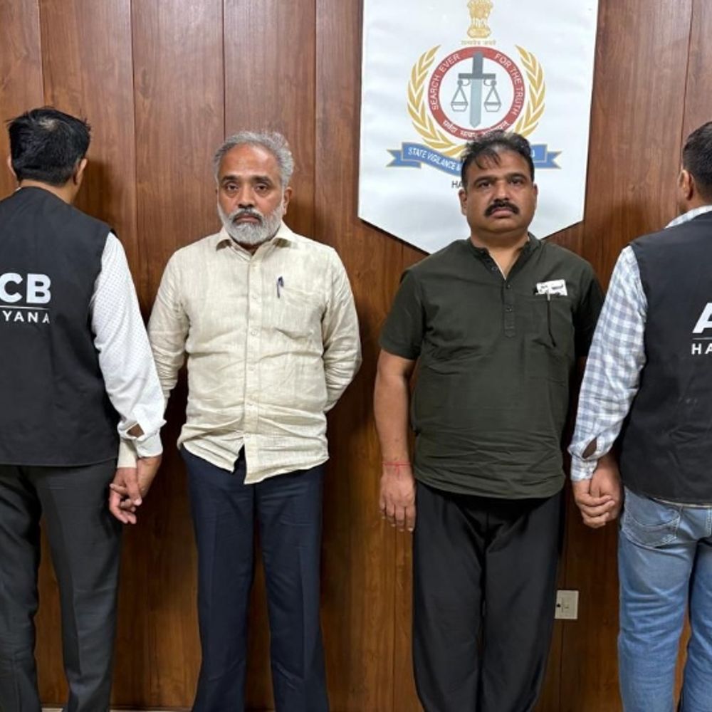 रोहतक RTO निरीक्षक और सहायक 1 लाख रिश्वत लेते पकड़े:  ट्रक चालान के लिए मांगी रकम, साढ़े 10 लाख मंथली डिमांड; साढ़े 5 लाख पहले लिए – Rohtak News