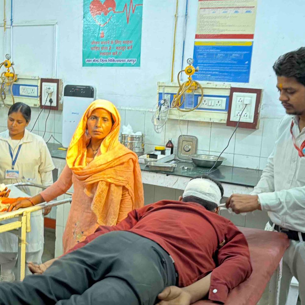 रामपुर में पुरानी रंजिश में पिता-पुत्र पर जानलेवा हमला:दो माह पहले बेटी की हत्या, अब लाठी-डंडों से पीटा