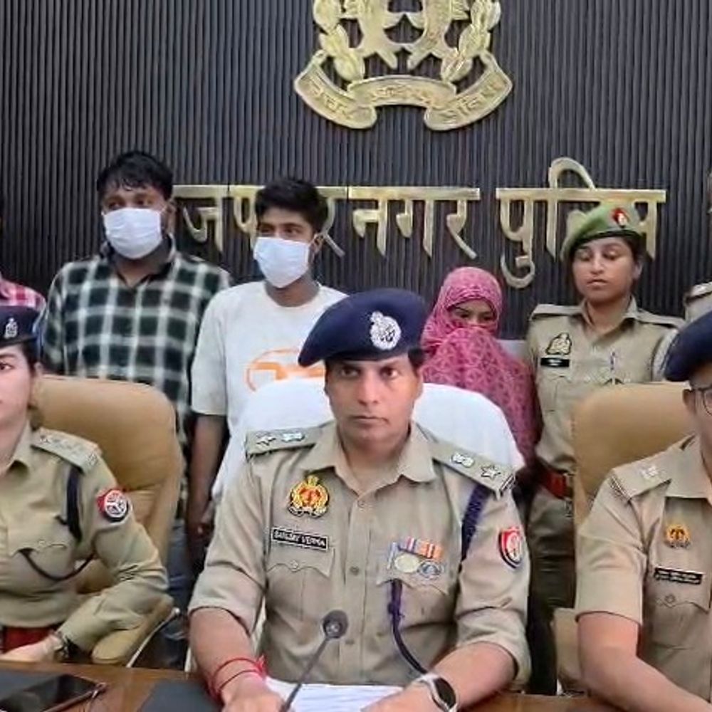 टक्कर मारकर गिराया, किडनैप कर निकाले एटीएम से रुपए:पुलिस ने प्रेमिका समेत 4 को किया गिरफ्तार, हथियार और कैश बरामद