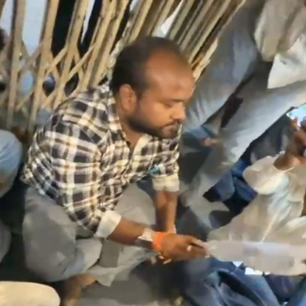 फिलॉसफी के एग्जाम में बंटा वेस्टर्न फिलॉसफी का पेपर:BA की परीक्षा में बड़ी गड़बड़ी, छात्रों ने लखनऊ विश्वविद्यालय का प्रशासनिक भवन घेरा