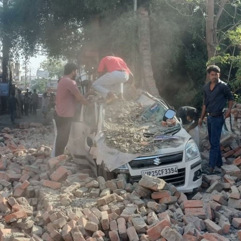 बरेली में रोडवेज की लापरवाही से बड़ा हादसा:सेटेलाइट बस स्टैंड की 20 फीट ऊंची दीवार गिरी, मलबे में दबकर रिक्शा चालक लहूलुहान और कार चकनाचूर
