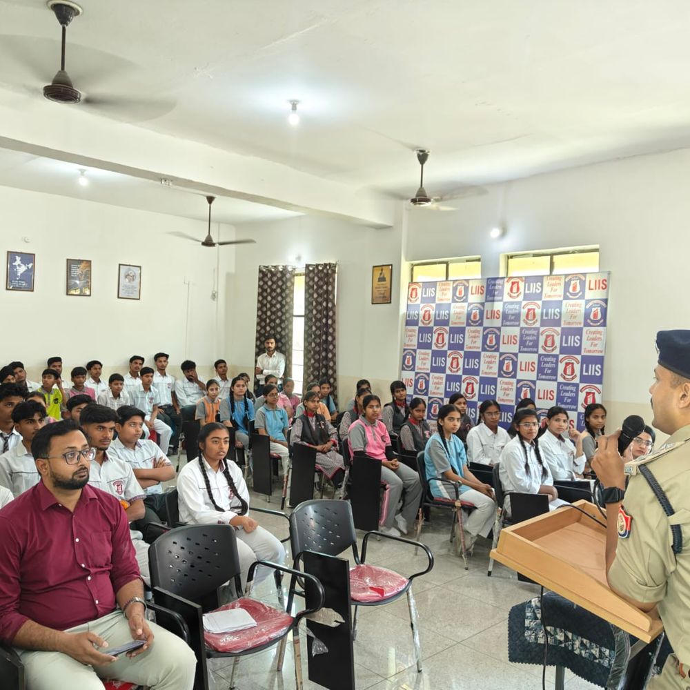 रामपुर पुलिस का जागरूकता अभियान:छात्रों को साइबर सुरक्षा का पाठ, स्वार में ऑनलाइन ठगी से बचाव के टिप्स