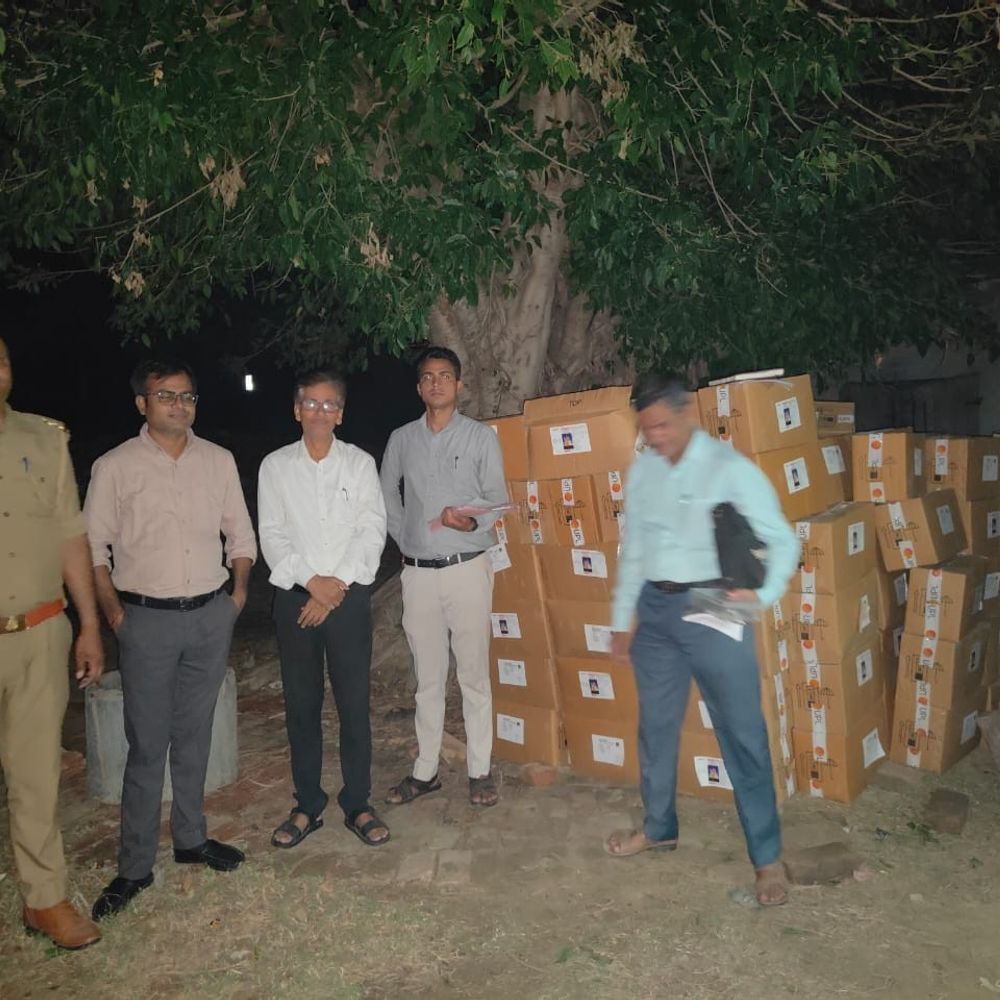 फर्रुखाबाद में 25 लाख की नकली कीटनाशक दवा जब्त:कन्नौज के विक्रेता की शिकायत पर हुई कार्रवाई, सरकारी गोदाम में रखा था