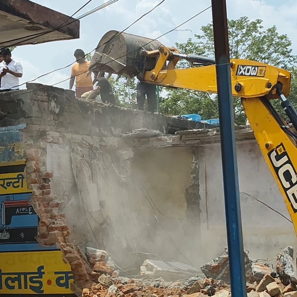 महराजगंज में कोर्ट के आदेश पर हटा अतिक्रमण:300 लोगों को मिलेगा लाभ, गली पतली होने से निकलने में होती थी दिक्कत