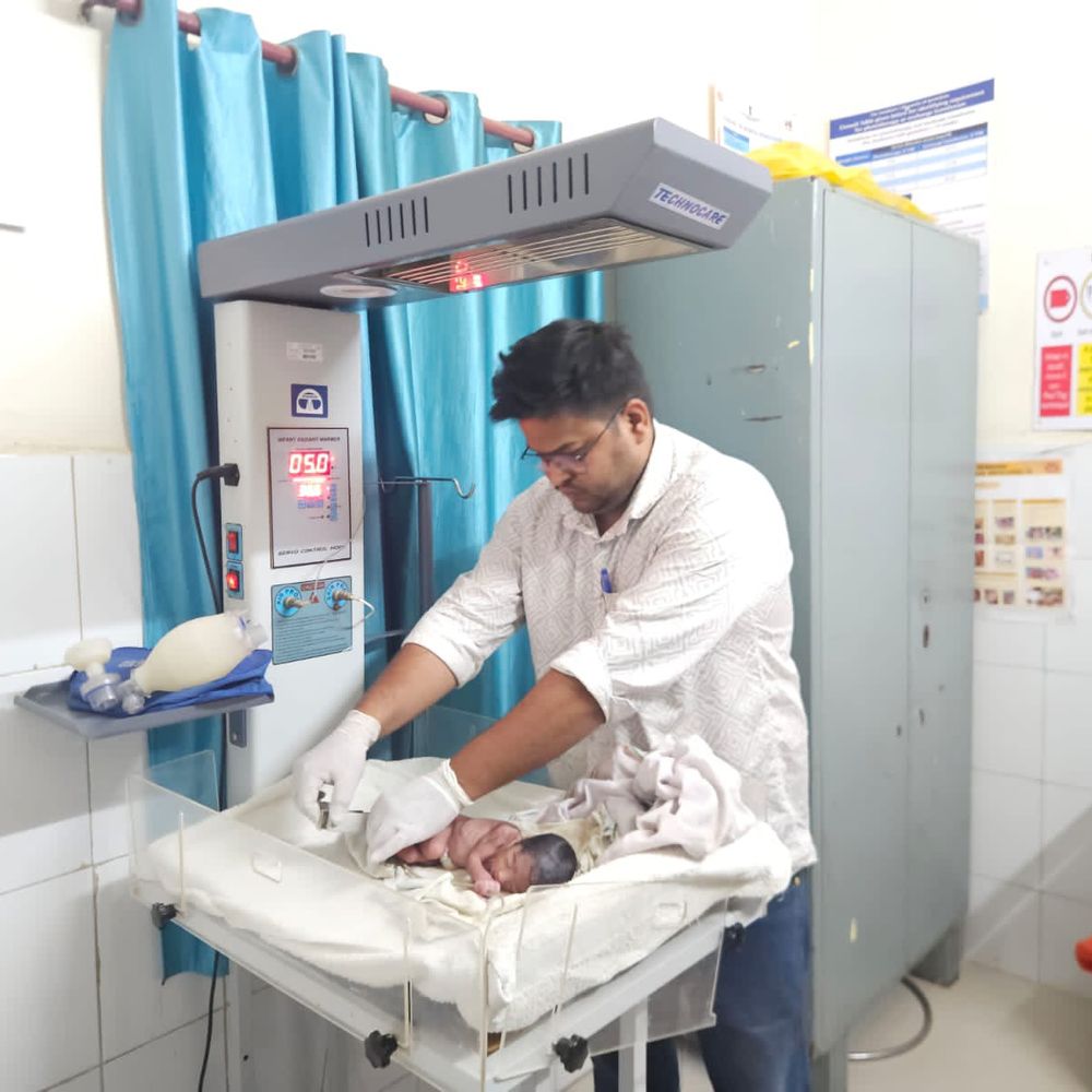 आगरा के शमसाबाद में लावारिस हालत में मिला नवजात:मिट्टी से सने शिशु को नोचती रहीं चींटियां, झाड़ियों के बीच पॉलिथीन में लिपटा था