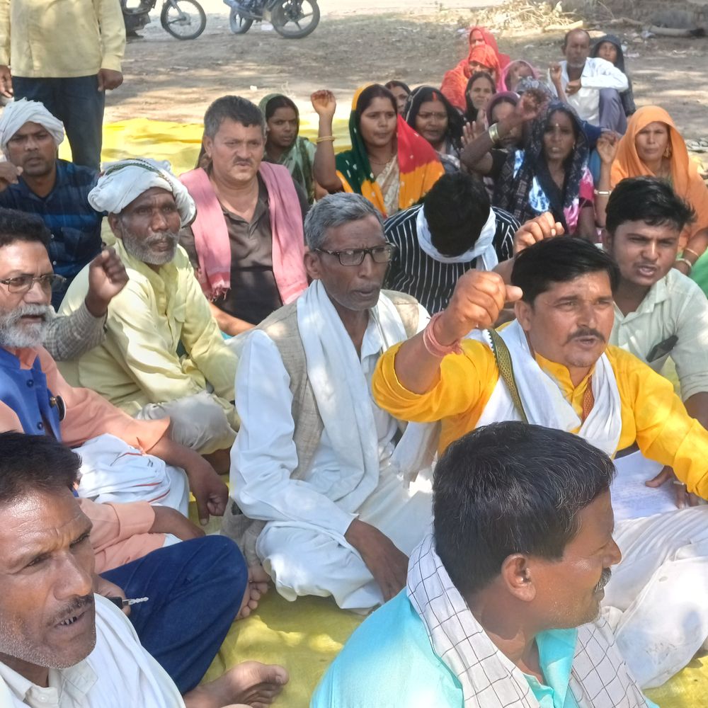 पुलिस कार्रवाई पर भाकपा माले ने उठाए सवाल:विकास भवन के पास धरना, गलत रिपोर्ट पर जिला बदर का आरोप