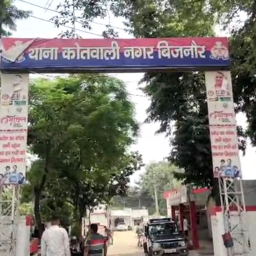 पत्नी के फर्जी दस्तावेज से खरीदी कार:बिजनौर में पति समेत तीन पर धोखाधड़ी और जालसाजी का मामला दर्ज