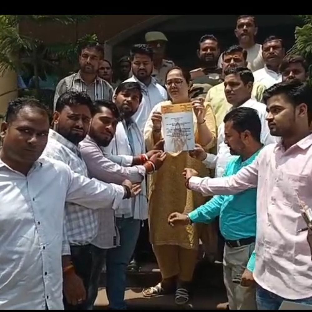 हाथरस में परशुराम प्रतिमा स्थापना की मांग:सासनी कोतवाली चौराहे पर प्रतिमा की जाए स्थापित, कलेक्ट्रेट पहुंचकर दिया ज्ञापन