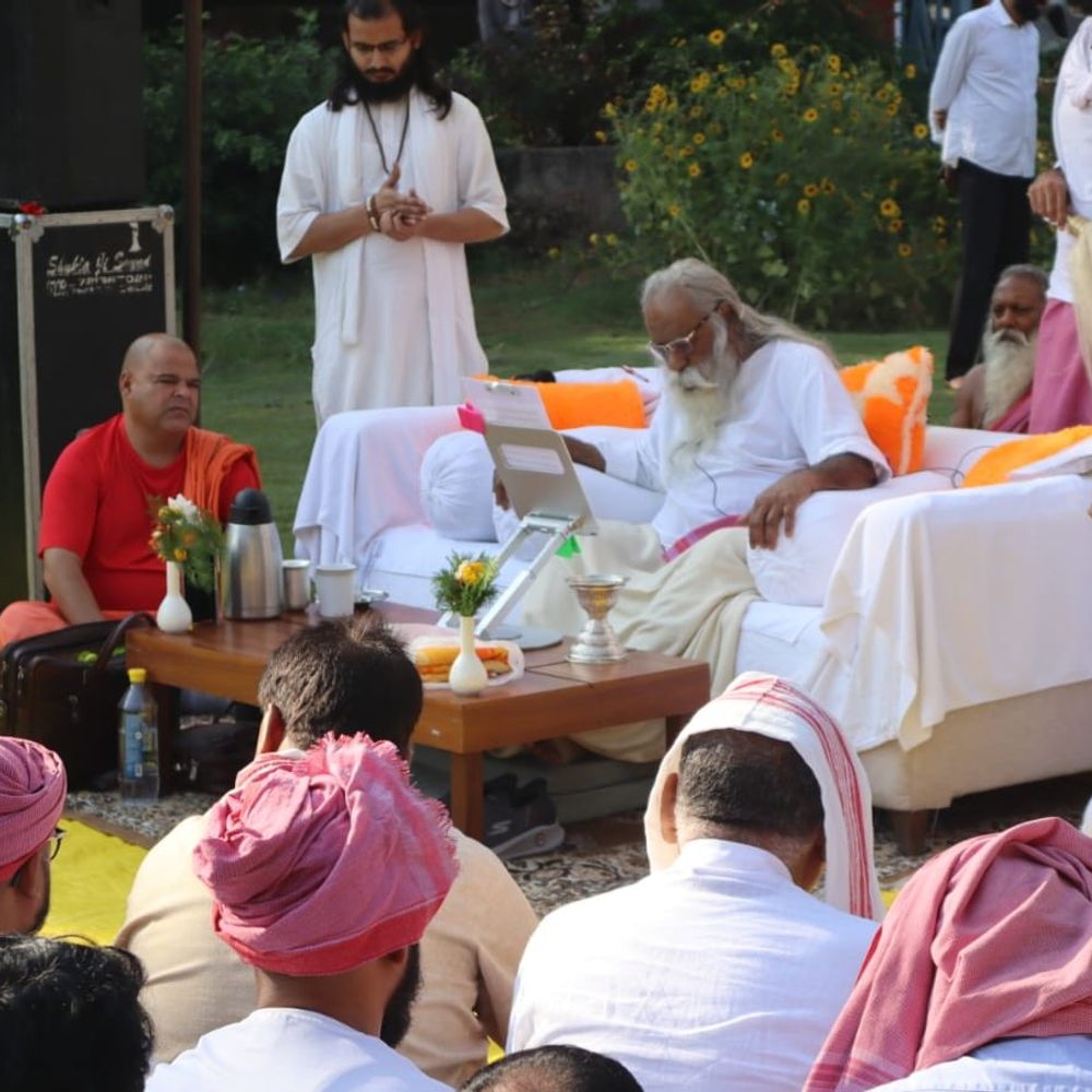 चित्रकूट प्रवास पर परमहंस स्वामी अड़गड़ानंद:दीनदयाल शोध संस्थान के प्रकल्पों का किया अवलोकन, दिया आध्यात्मिक संदेश