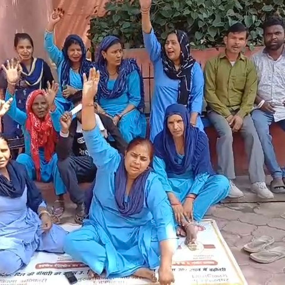 मुजफ्फरनगर जिला अस्पताल में सफाई कर्मचारियों की हड़ताल:3 महीने से वेतन न मिलने का आरोप, वार्ड से लेकर गेट पर पड़ी गंदगी