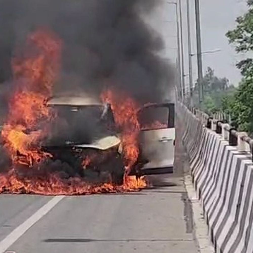 बठिंडा में चलती कार में लगी भीषण आग:  ड्राइवर सुरक्षित बाहर निकला, रोज गार्डन के पास शॉर्ट सर्किट से हादसा – Bathinda News