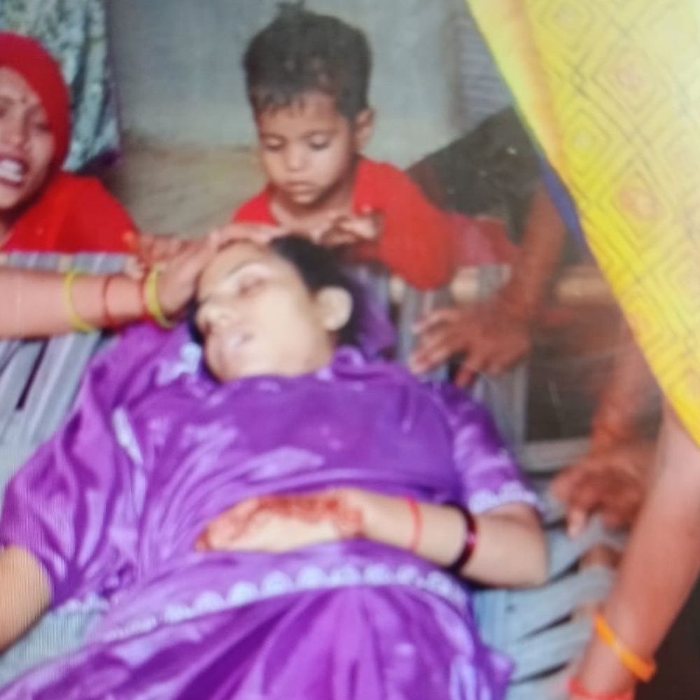 विवाहिता की संदिग्ध मौत,मायके पक्ष का दहेज हत्या का आरोप:एटा में शादी के एक साल बाद 2 लाख और सोने की चेन के लिए उत्पीड़न
