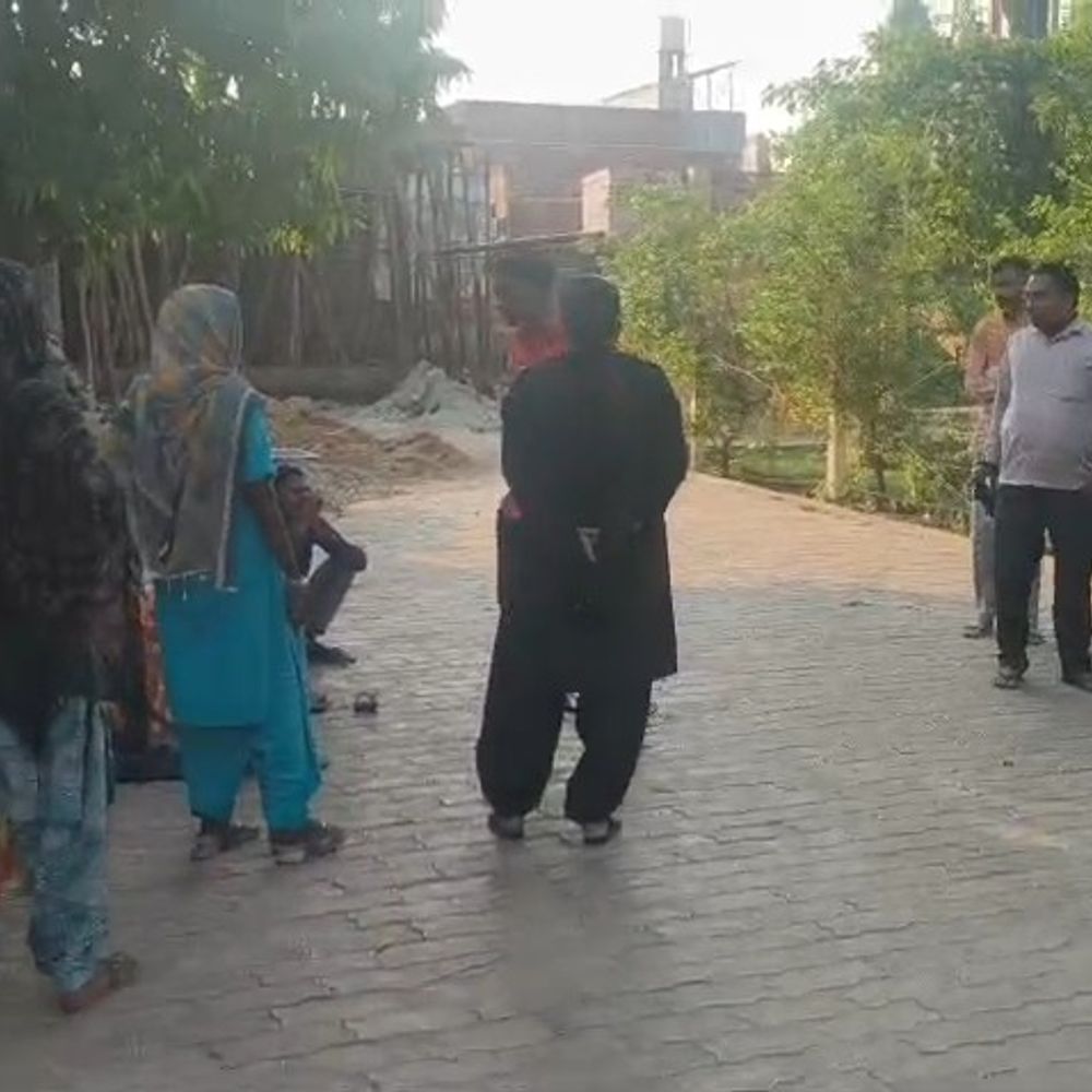 सीतापुर में सड़क हादसे में पिता की मौत, बेटा बचा:हादसे के बाद वाहन चालक फरार, बेटे के साथ गया था बाजार
