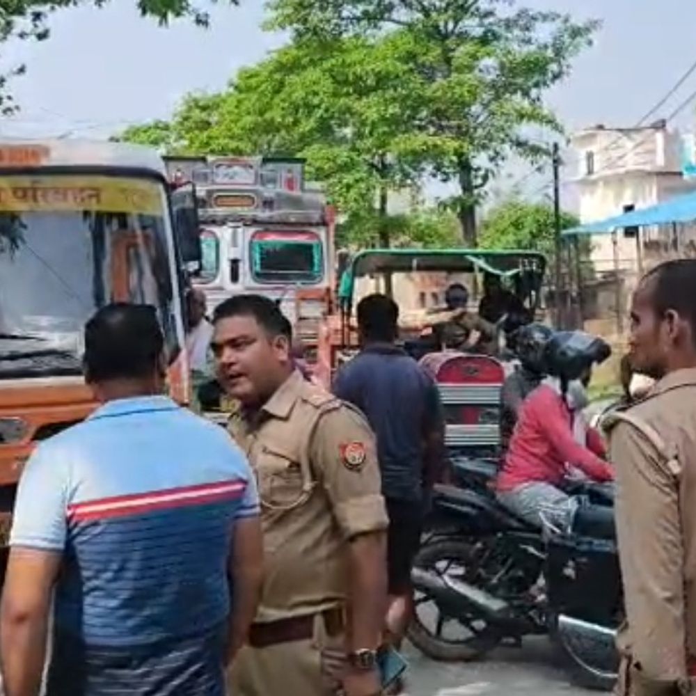 देवरिया में गैस किल्लत, उपभोक्ताओं ने सड़क जाम की:पुलिस ने सिलेंडर हटाए, प्रदर्शनकारियों ने विरोध जताया