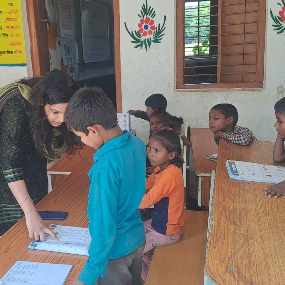 डीएम ने किया स्कूल-आंगनबाड़ी का औचक निरीक्षण:पढ़ाई, भोजन की गुणवत्ता परखी; आंगनबाड़ी को सख्त चेतावनी, दोबारा कमी पर कार्रवाई