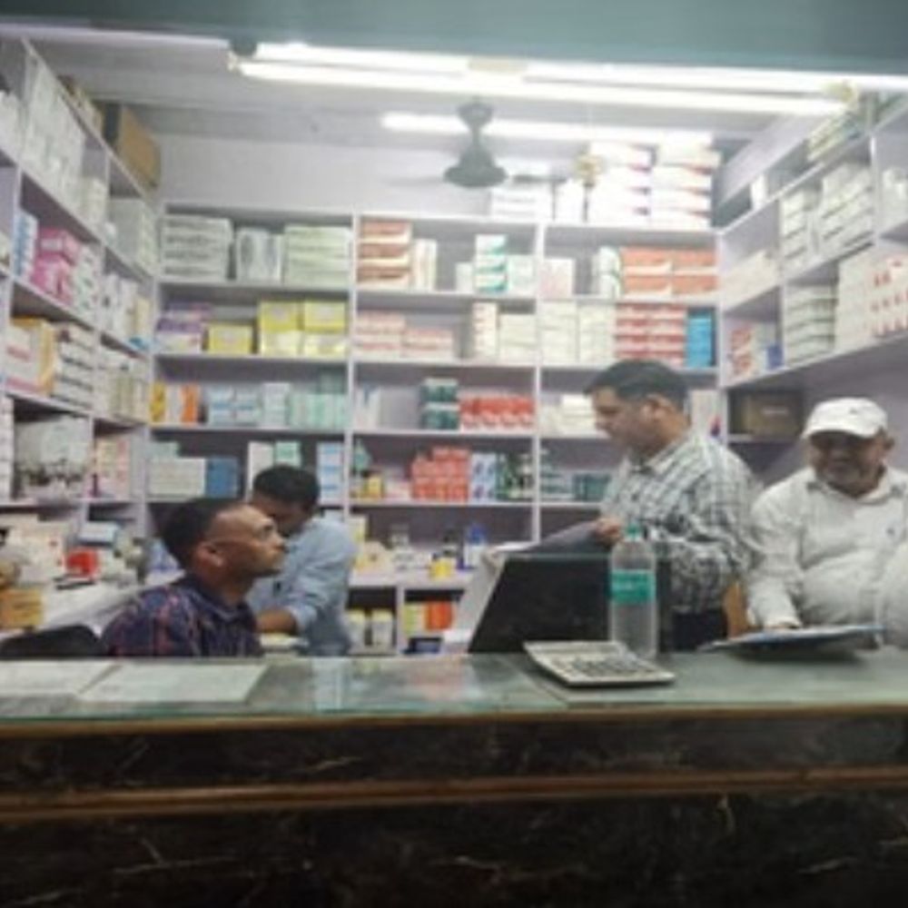 आगरा में मेडिकल एजेंसी पर औषधि विभाग का छापा:टीम ने मांगे रिकॉर्ड तो नहीं दिखा पाए संचालक, जांच में छह दवाइयां मिली संदिग्ध