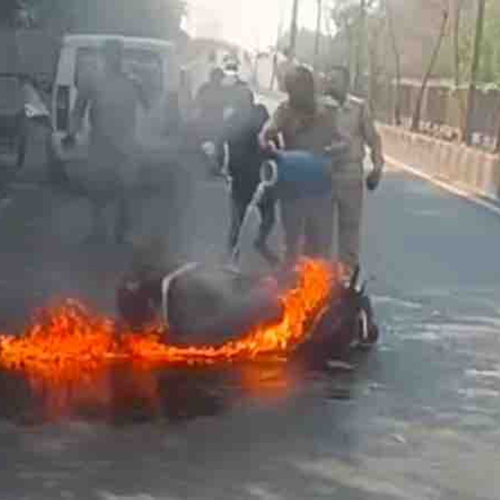 कानपुर में बस की टक्कर से स्कूटी में लगी आग:युवती ने कूदकर बचाई जान, 20 मिनट बाद दमकल ने पाया काबू; 2 किमी लंबा जाम